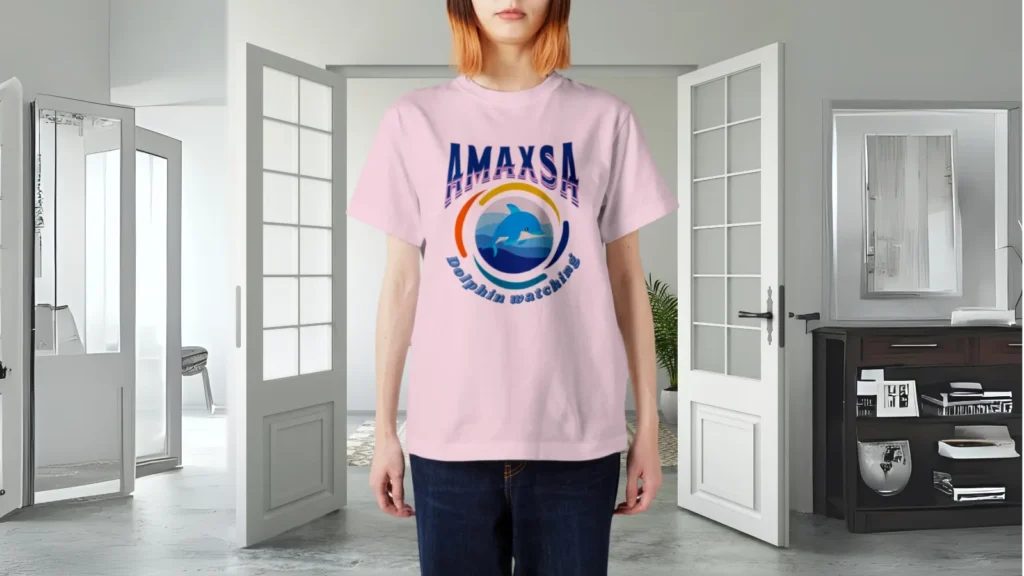 イルカのプリントされたTシャツを着た女性